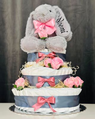 Plienková tortička pre Noemi s ručne robenými saténovými ružami ♥️🎁 Plienky zásadne neupevňujeme žiadnymi špendlíkmi a ani...